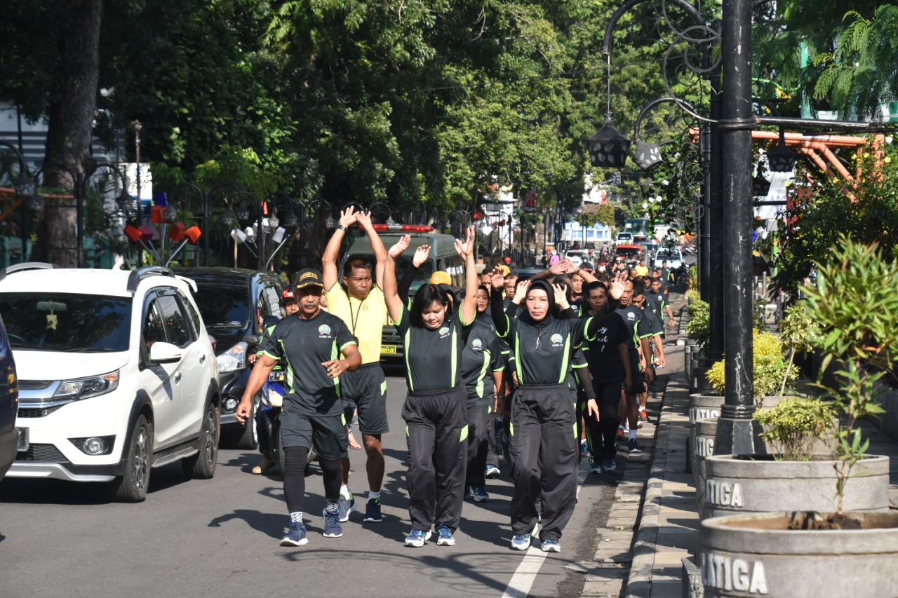 Jalan Sehat Jaga Kebugaran Prajurit Korem 073/Makutarama